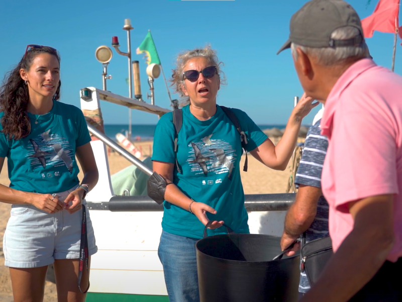 Ana com pescadores